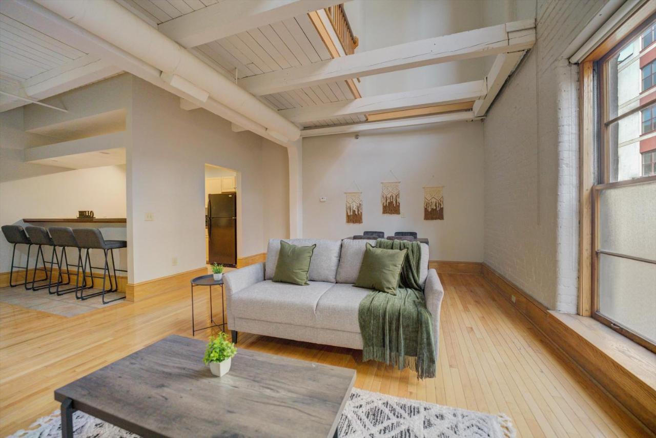 Frontdesk 2063 East 4Th Street Apts Downtown Cleveland Lägenhet Rum bild